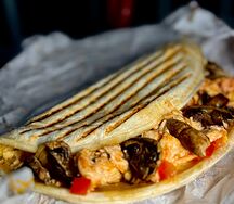 Кальцоне с курицей и грибами