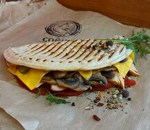 Закрытая пицца грибная