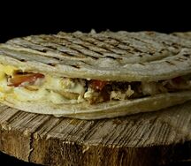 Закрытая пицца с колбасой