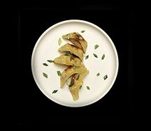 Гедзе с курицей и соусом манго-чили