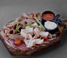 Ассорти мясных деликатесов 