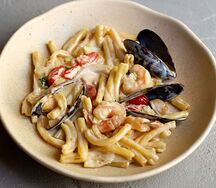 Паста Казаречче с морепродуктами в сливочном соусе