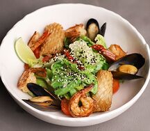 Салат с морепродуктами 