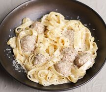 Паста с фрикадельками из бедра цыпленка