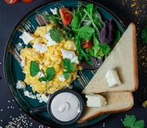 Скрэмбл с адыгейским сыром