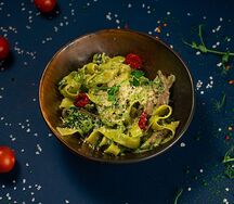 Паста с индейкой и соусом песто
