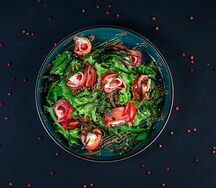 Микс-салат с роллами из лосося