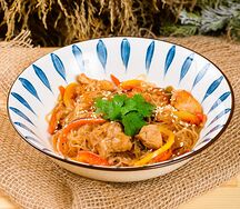 Рисовая лапша с курицей