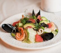 Салат с морепродуктами и грейпфрутом 