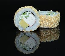 Калифорния с крабом в кунжуте