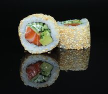 Калифорния с лососем в кунжуте