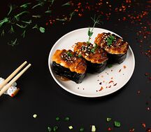 Суши Гункан с крабом и лососем