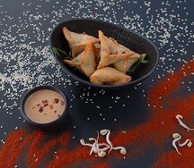 Жареные вонтоны с курицей и грибами