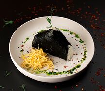 Онигири с крабом и лососем