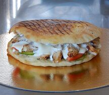Шаурма в булочке из тандыра с курицей