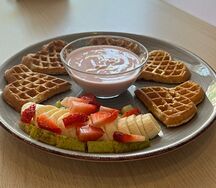 Вафля с йогуртом и фруктами