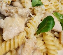 Фузилли с курицей и грибами