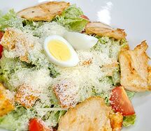 Салат Цезарь с курицей