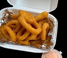 Кольца кальмара с соусом спайси