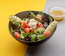 Салат с лососем, цукини и грейпфрутом