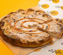 Пирог с яблоками, грецким орехом и карамелью