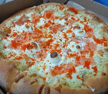 Пицца с лососем и сливочным сыром 
