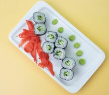 Классический ролл с огурцом