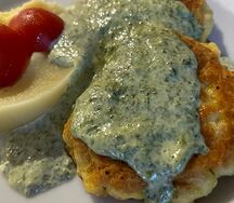 Куриные котлетки под сливочно-шпинатным соусом с пюре