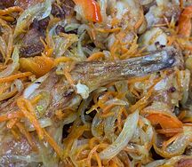 Кролик с овощами на сковороде
