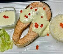 Семга под икорным соусом с рисом 