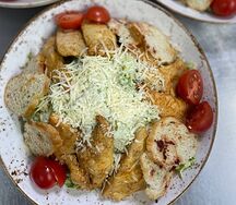 Салат Цезарь с курицей