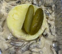 Бефстроганов из говядины с грибами и картофельным пюре 