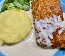 Рыба красная под сыром со сливочным соусом и пюре