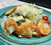 Салат Цезарь с креветками