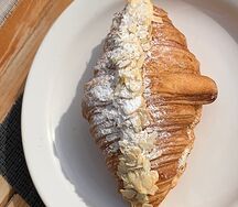 Круассан с миндалем