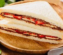 Сэндвич с нутелла, клубника, банан