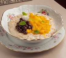 Овсяная каша с манговым чатни и тапиокой