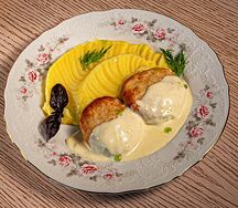 Куриные котлеты с картофельным пюре и сливочно-сырным соусом