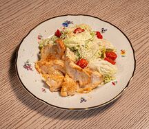 Салат Цезарь с курицей