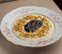 Рисовая каша с фисташками и черничный соусом 