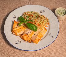 Куриный стейк с рисом, овощами и соусом дзадзики