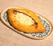 Хачапури по-аджарски с мясом и овощами 