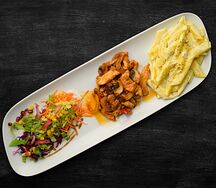 Тарелка с грибами и курицей