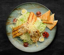 Салат Цезарь с курицей