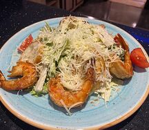 Салат Цезарь с креветками