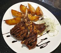 Каре ягненка с запеченным картофелем