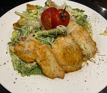Салат Цезарь с курицей