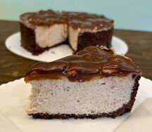 Чизкейк Сникерс кусочек