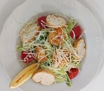Салат Цезарь с креветками