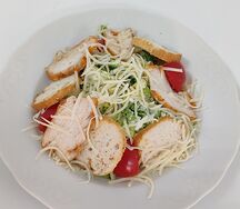 Салат Цезарь с курицей
